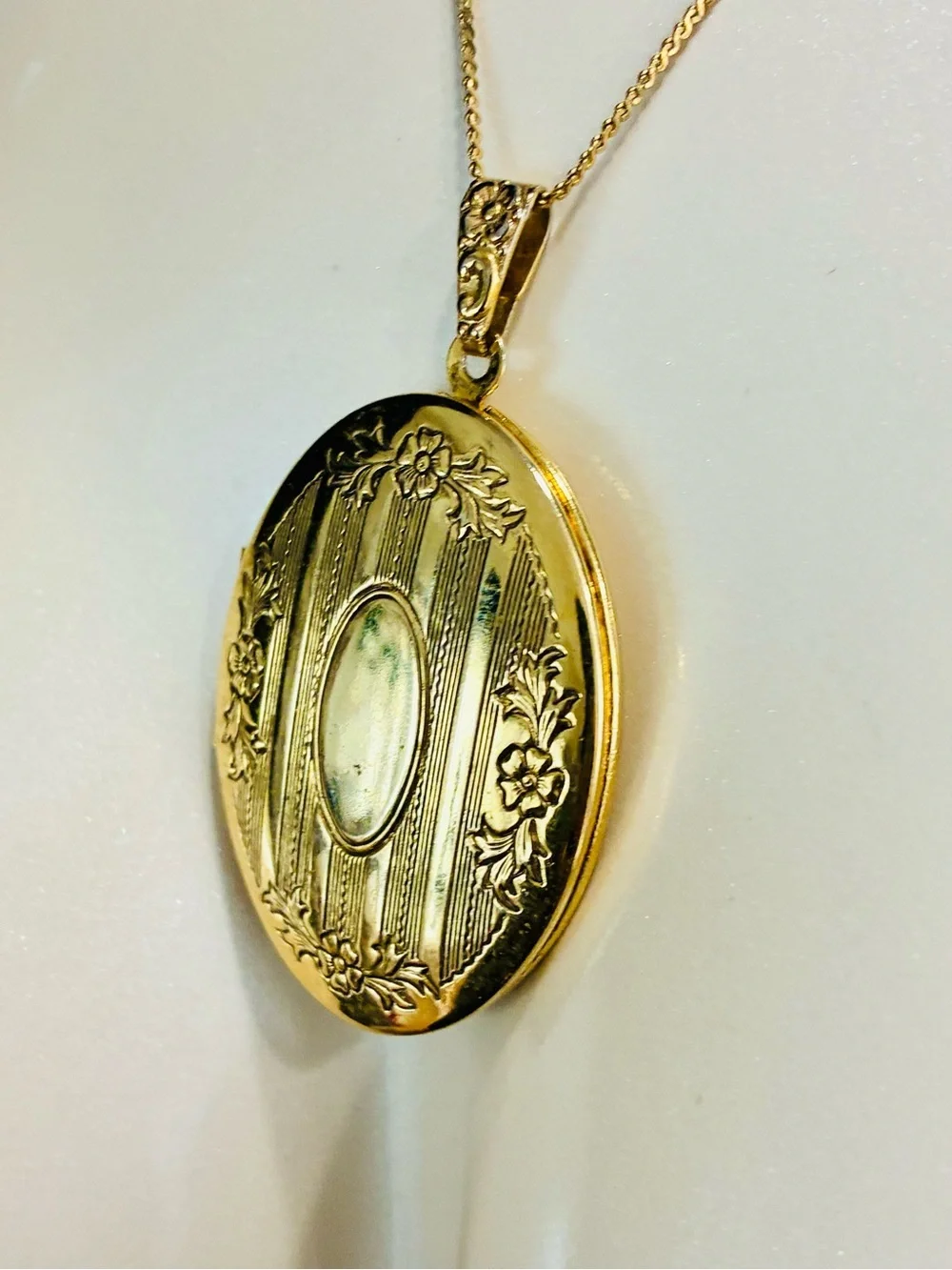 VTG Classic Gold Oval Engraved Photo Locket and Necklace Included